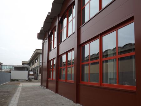 Alubel | I pannelli EasyWand con finitura rosso siena per la facciata dello stabilimento della Cso Immobiliare