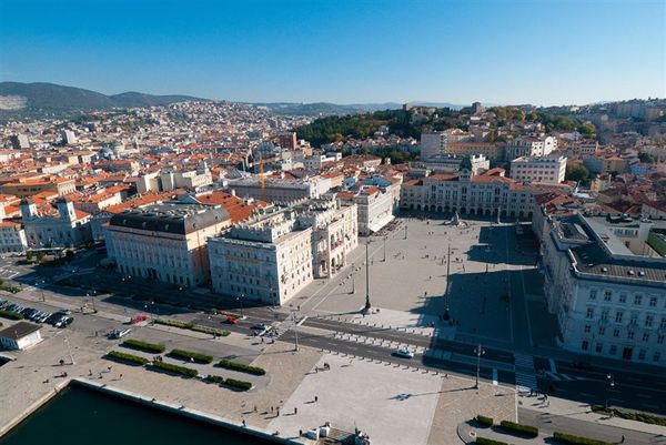 Trieste, piazza Unità d'Italia, fulcro delle istituzioni giuliane