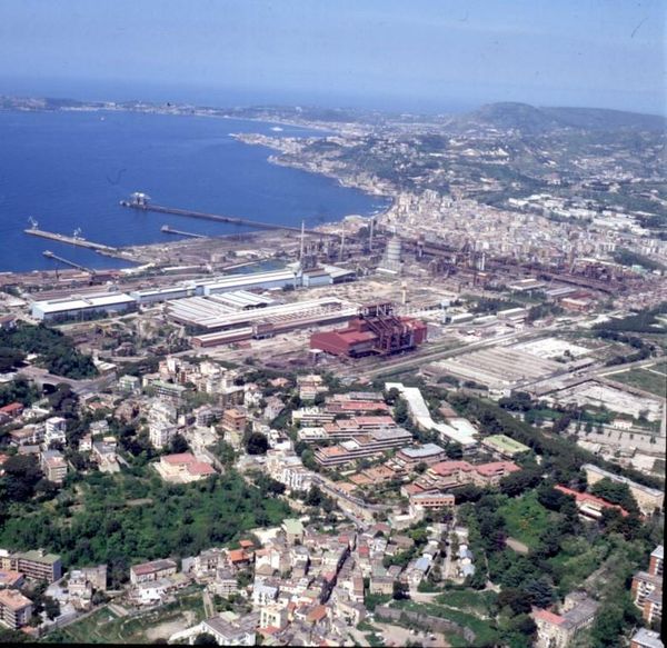 Amarcord: veduta dello stabilimento già Ilva e Italsider in dismissione nell'area di Bagnoli, Napoli 2000 (Bagnolifutura spa, Fondo Ilva di Bagnoli).