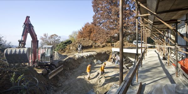 Operazioni di scavo e movimentazione di terreno per la formazione della gradonata esterna 