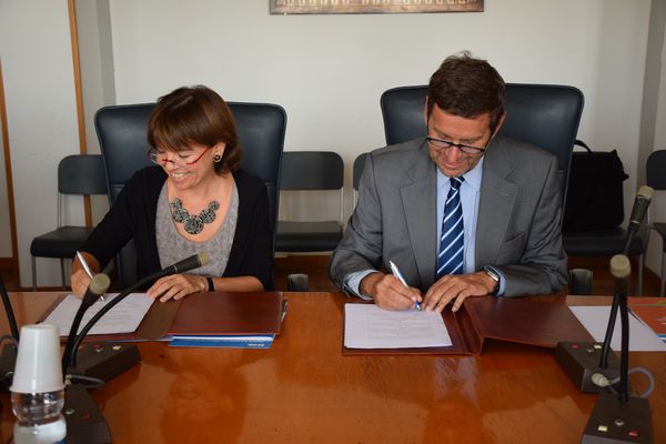 Laura Galimberti e Federico Testa firmano il protocollo d'intesa.