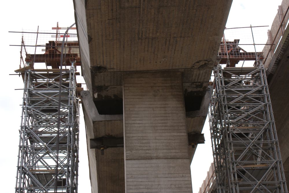 La torre studiata per il Consorzio Cossi-Lgv, ha previsto una base 2x2 m con allargamenti di 50 cm su 2 lati per un totale di 8 colonne composte da 4 montati ciascuno.