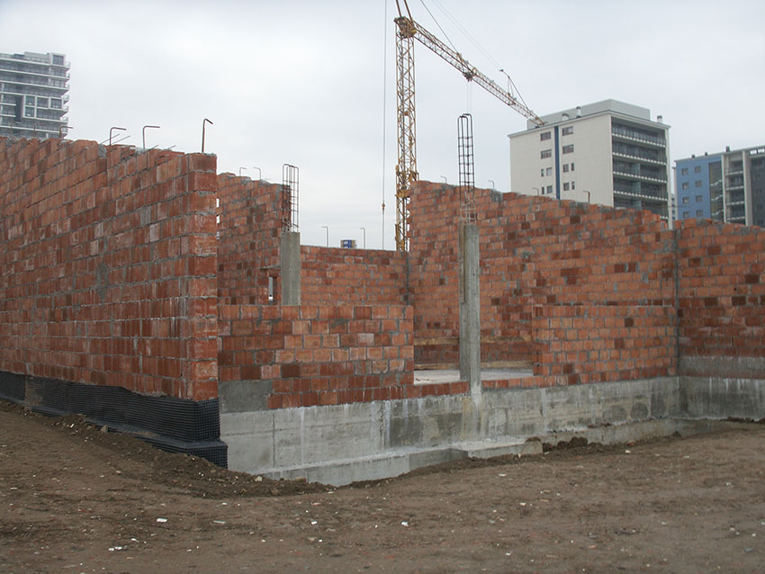 Prima fase del cantiere: il fabbricato è stato progettato con una struttura in muratura portante con blocchi di laterizio Poroton sp. 25 cm