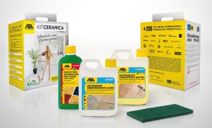 Un kit per i pavimenti in ceramiche o gres completo di tre detergenti, spugna abrasiva e guida informativa.