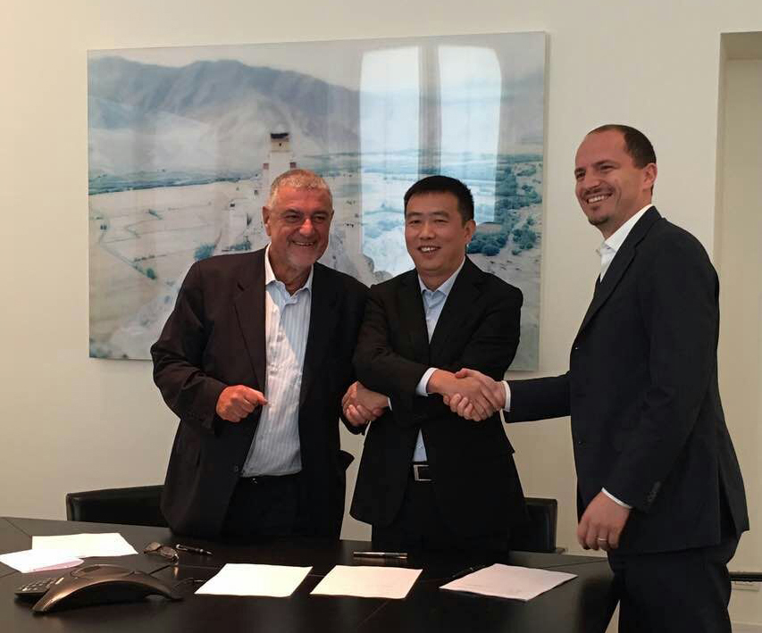 Momento della firma dell'accordo tra Midea (con Eric Tian presidente ) e Clivet (con Bruno Bellç presidente). 