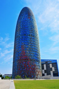 Torre Agbar, Barcellona, Spagna. Edificio di 144 metri, 38 piani, per il progetto sono stati utilizzati 40 colori differenti del Gruppo Cromology.