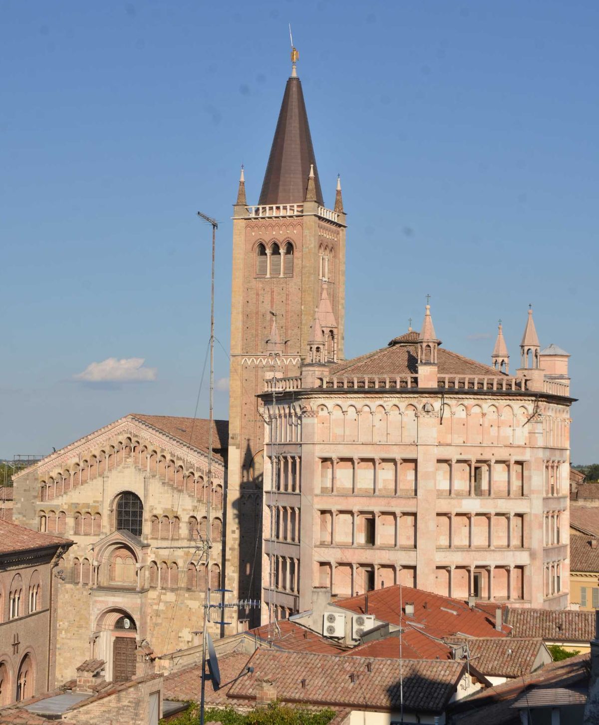 Vista della cattedrale di Parma con il campanile oggetto dell’intervento di restauro.