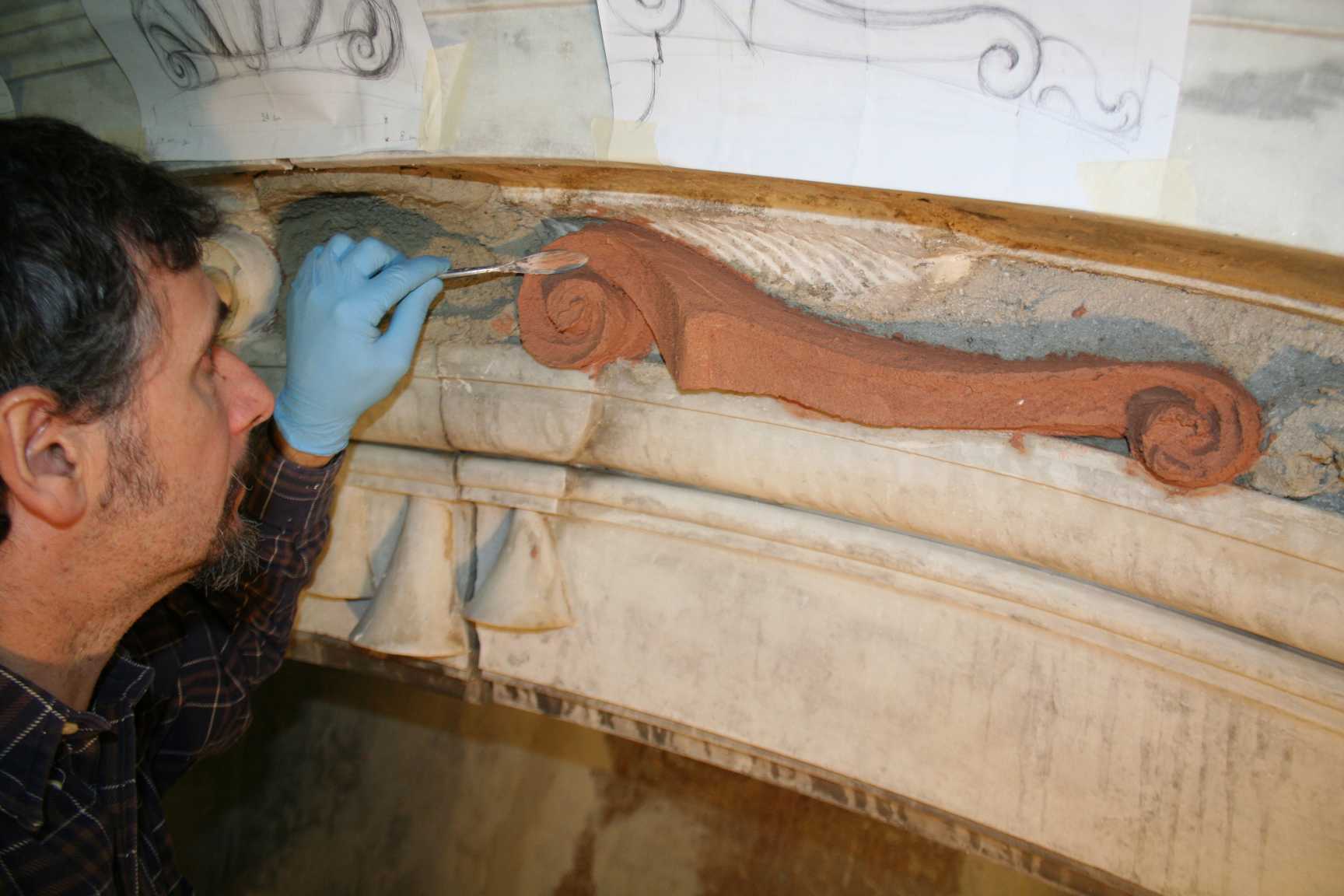 Lo stato di conservazione degli affreschi in oggetto di restauro era, in generale, precario, i maggiori danni riscontrabili erano le lacune piuttosto estese nella partitura dipinta. 