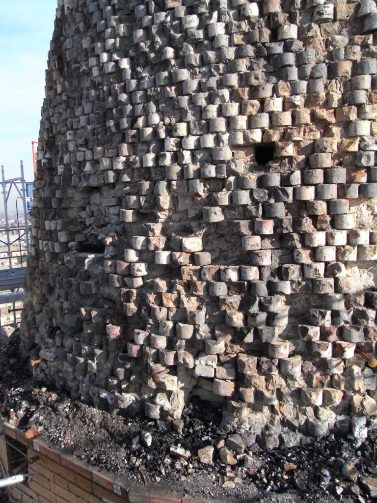 Particolare delle deformazioni plastiche degli elementi costruttivi causate dall’incendio.