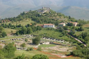 Il sito archeologico di Alba Fucens, ai piedi del Castello Orsini di Albe, alle pendici del monte Velino.
